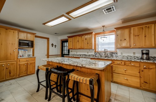 Kingston House | 6bdrm Walk to Beach or Marina! Swim, Fish, Launch!