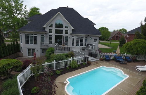 Crestwood House | 6br/5ba Home In Crestwood Sleeps 12-14