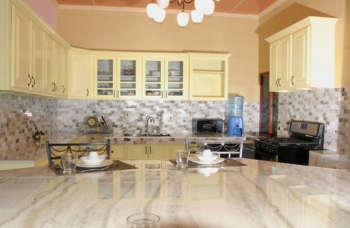 Runaway Bay Villa | 6BR Cozy Coastal Getaway with Pool/Beach Access/Meals/Event/Tours/Transportation