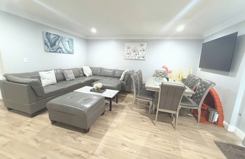 Fullerton House | 6BR Home Near Disney and Convention Center