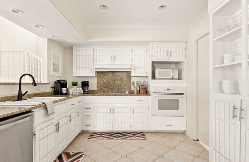 Vance Jackson House | 6BR Pool & Game Arcade | Family + Dog Friendly