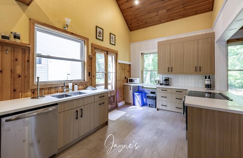 Muskoka Lakes Cottage | 7 bed 4 bath cottage with 300ft waterfront on Lake Rosseau
