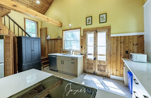 Muskoka Lakes Cottage | 7 bed 4 bath cottage with 300ft waterfront on Lake Rosseau