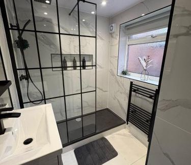 Everton House | 7 Bed Home - 1 minute walk to Anfield Stadium!
