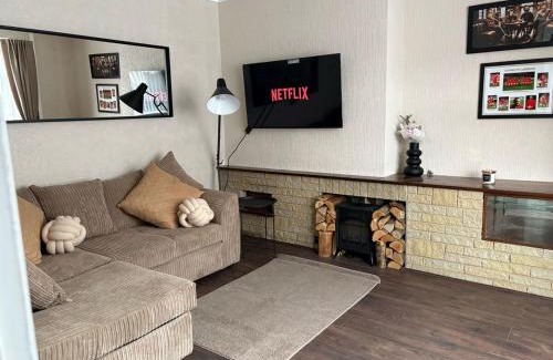 Everton House | 7 Bed Home - 1 minute walk to Anfield Stadium!