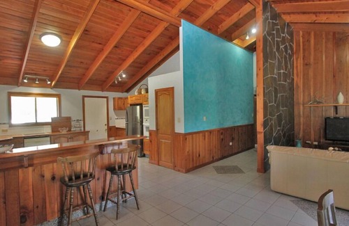 Amity Point House | 7 Bedroom Queenslander close to rock wall