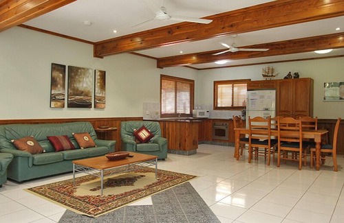Amity Point House | 7 Bedroom Queenslander close to rock wall