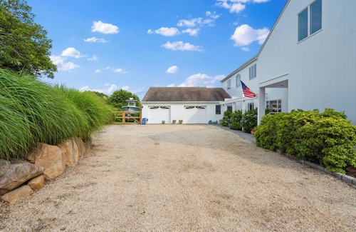 Montauk Villa | 7 Bedroom Villa Retreat Overlooking Lake Montauk