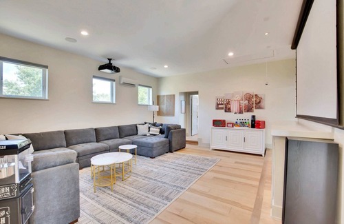 Driftwood House | 7 BR Gated Compound | Sleep 26 | Pool | Pickleball Court