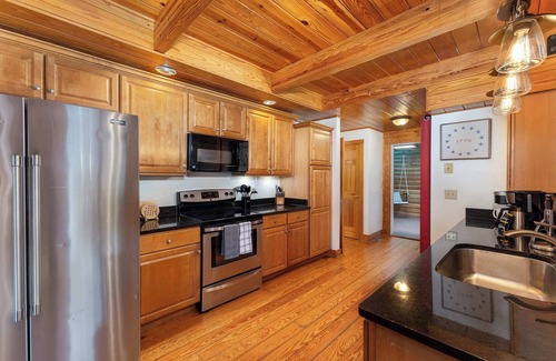 Arden House | 7 Br~Sleeps 20~Sport Court~Pool~Hot Tub~Playground