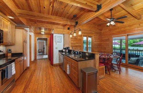 Arden House | 7 Br~Sleeps 20~Sport Court~Pool~Hot Tub~Playground
