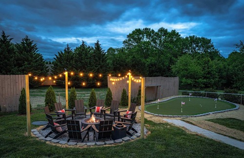 Arden House | 7 Br~Sleeps 20~Sport Court~Pool~Hot Tub~Playground