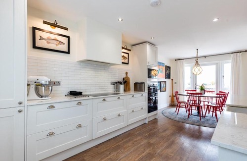 Newport House | 7 Feidr Eglwys - Newport