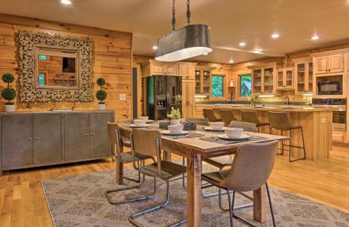 Mars Hill House | 7 Mi to Ski Slopes Mars Hill Cabin with Hot Tub!