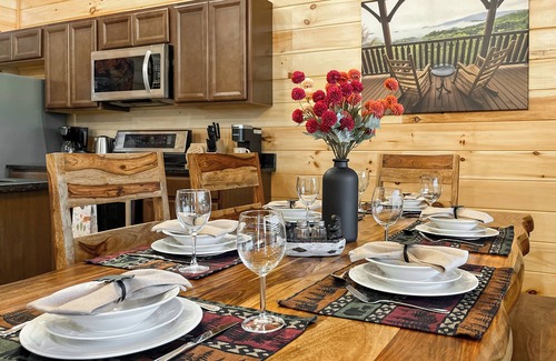 White Oak Lodge Cabin | 7 min to National Park! Resort cabin-Pickleball court-Hot tub-Arcade-Pool table