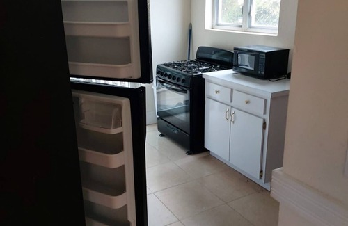 Eastern Road Cottage | 7 mins walk to beach. Very private cottage w/electric gate access. Ground floor