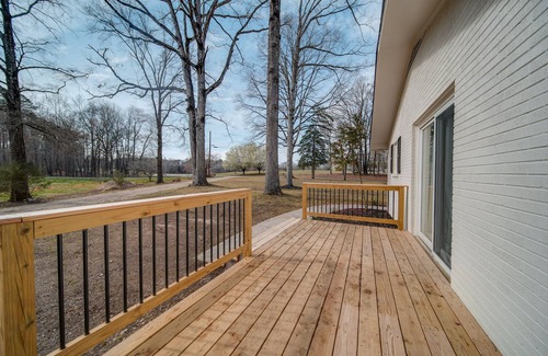 Stanly County House | 7 Oak country retreat w/hot tub & outdoor projector theater