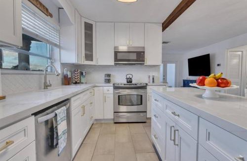 Hollywood House | 7-Person Luxury Spa, Fenced Paradise, Beach Vibes