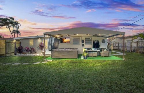 Hollywood House | 7-Person Luxury Spa, Fenced Paradise, Beach Vibes