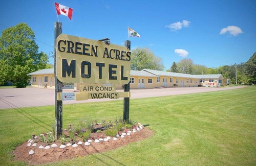 Summerside Apartment | (7) Private Double Suite at Green Acres Summerside