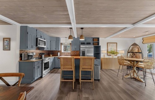 Ten Mile House | 726 Halfmoon Shores Drive · 6BR Lake Front - Boathouse - Dock - Screened Porch