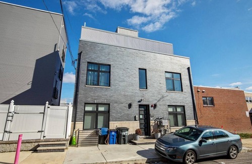 Fairmount Apartment | 755 Capitol - A Exquisite 3 Bedroom Home in Fairmount