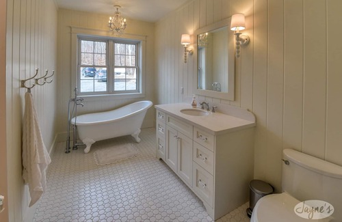 Dorset Cottage | 7Bdrm, 4Bath Dreamy Cottage on LOB. Games Room! All Day Sun!