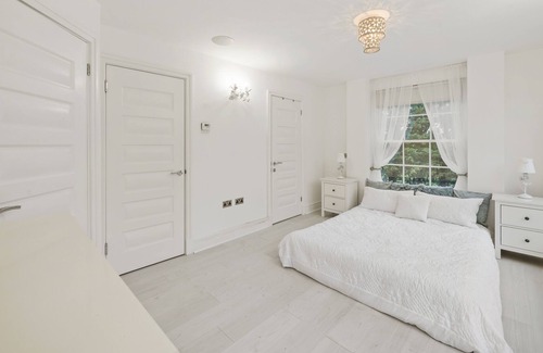 Romford Villa | 7bed Mansion With Cinema And Indoor Pool
