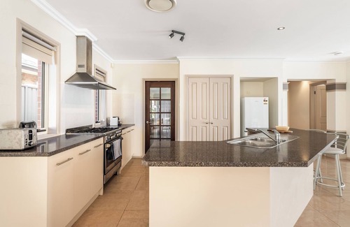 Kellyville House | 7min Walk to Metro Station, Elegant 5BR House