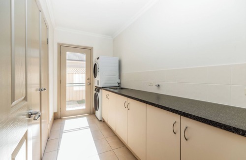 Kellyville House | 7min Walk to Metro Station, Elegant 5BR House