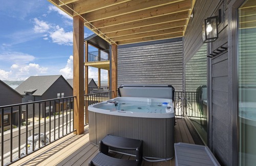 Branson House | 8 bdrm/4000+ sqft home w/golf simulator, outdoor sauna, hot tub & lake views!