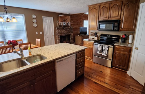 Guntersville House | 8. Beautiful secluded creek front lodge sleeps 19