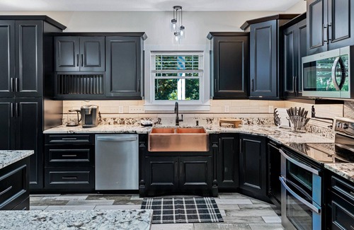 Mars Hill House | 8 Bedroom Home near Asheville! Pickleball, Movies, Game Room, Gym, Fast Wifi!
