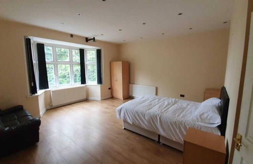 Halesowen House | 8 Bedroom Large House