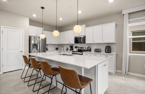 Four Corners House | 8 Bedrooms/6 Bathrooms/Windsor Cay (15803CC)