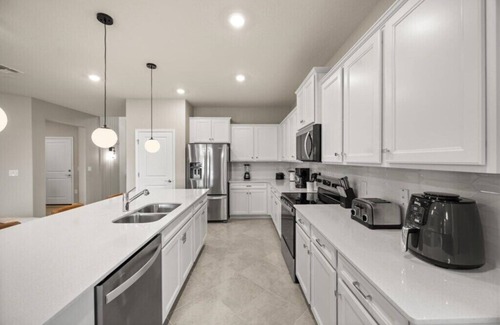 Four Corners House | 8 Bedrooms/6 Bathrooms/Windsor Cay (15803CC)