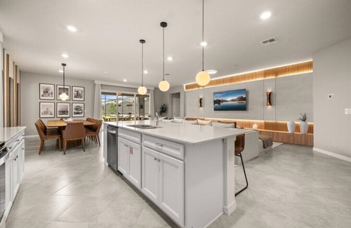 Four Corners House | 8 Bedrooms/6 Bathrooms/Windsor Cay (15803CC)