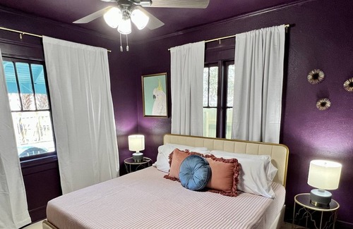 Smith's Memento House | 8 beds! Steps to Ocean Center | Cowboy Pool | Beach