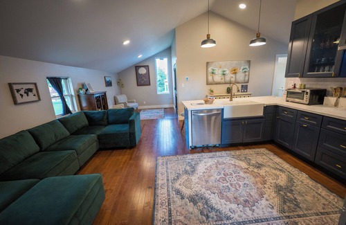 Avondale Apartment | 8 Cats Cincinnati Poolside Oasis Apartment-Walk to Zoo