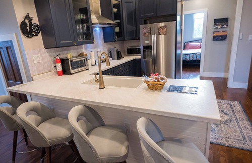 Avondale Apartment | 8 Cats Cincinnati Poolside Oasis Apartment-Walk to Zoo