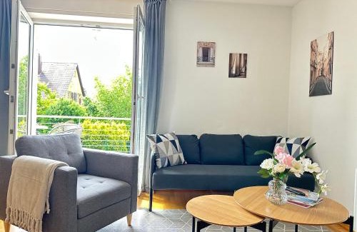 Boeblingen Apartment | 8 Einzelbetten - 6 Schlafzimmer - Wohnzimmer & große Terrasse mit Grill - 2 Bäder - Wohnung auf 2 Ebenen - Nähe Messe Stuttgart & A81 - Ideal für Teams & Familien
