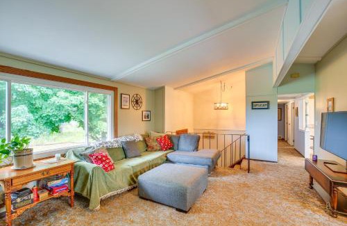 Northeast House | 8 Mi to Crystal Mountain Peaceful Up North Home