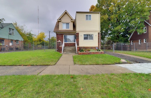 Detroit Cottage | 8 Mi to Ford Field: Detroit Getaway w/Fireplace!