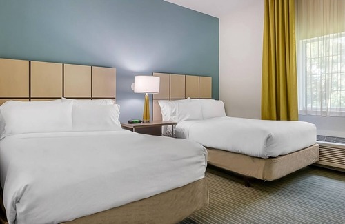 Biggar Hotel | 8 Miles Away from Fort Myers Beaches Family Room w/Kitchen and Free Parking