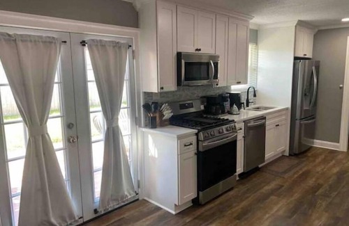 Read Boulevard East House | 8 miles from French Quarter.