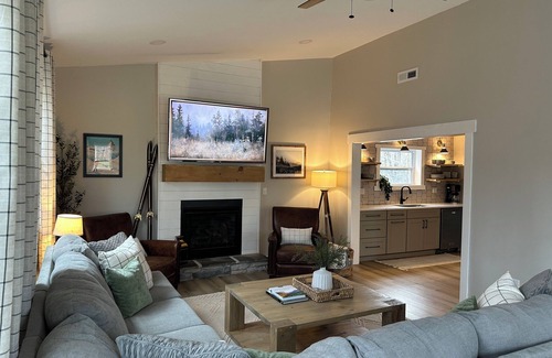 Friendsville House | 8 min to Wisp-Hot Tub-Fire Pit-Shuffleboard-Private yet close to activities