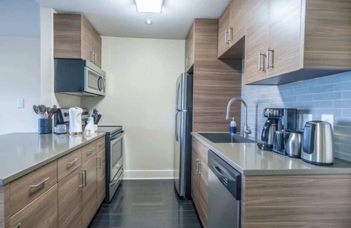 East Riverside - Oltorf Apartment | 8 mins to Downtown King Bed | Pool, Parking Gym 04