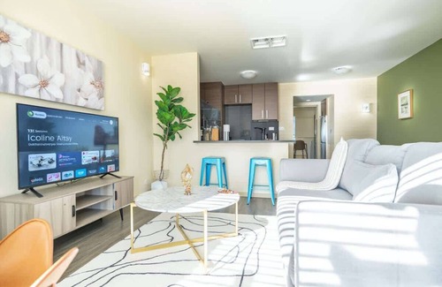 East Riverside - Oltorf Apartment | 8 mins to Downtown King Bed | Pool, Parking Gym 04