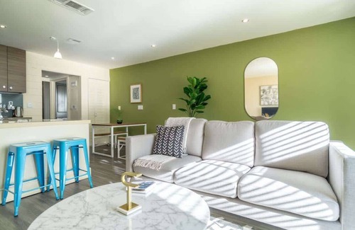 East Riverside - Oltorf Apartment | 8 mins to Downtown King Bed | Pool, Parking Gym 04