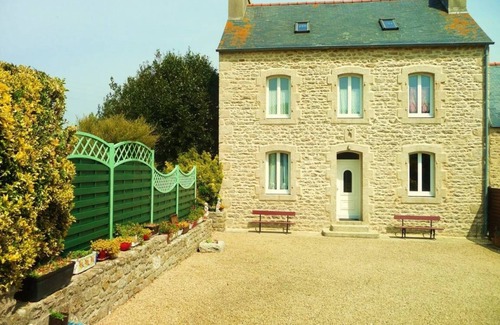 Kerlouan House | 800m from beaches, GR34 and Ménéham classified site. 4 people.enclosed garden